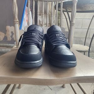 Jordan 1 low triple black